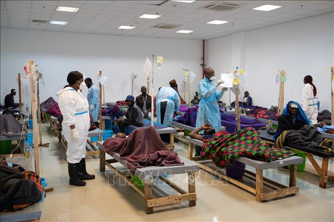 Nhân viên y tế chăm sóc bệnh nhân mắc bệnh tả tại bệnh viện ở Lusaka, Zambia. Ảnh: THX/TTXVN