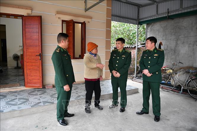 Bà Vũ Thị Cơ (sinh năm 1952) ở khu 1 phường Bình Ngọc, TP. Móng Cái trong niềm vui có ngôi nhà kiên cố để ở nhờ có sự giúp đỡ của Đồn Biên phòng Trà Cổ. Ảnh: Thanh Vân- TTXVN