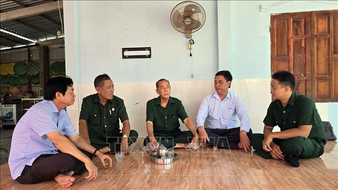 Ông Nguyễn Hữu Thạch (giữa), ấp Tân Lợi A, xã Tạ An Khương Nam, huyện Đầm Dơi kể lại những trận đánh lớn tiêu diệt Chi khu Cái Nước và Cứ điểm Chà Là vào năm 1963. Ảnh: Kim Há – TTXVN