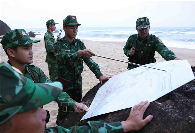 Bộ đội Biên phòng thành phố Huế tổ chức tuần tra biên giới biển ở xã Lộc Bình, huyện Phú Lộc, thành phố Huế. Ảnh: Phạm Hậu - TTXVN