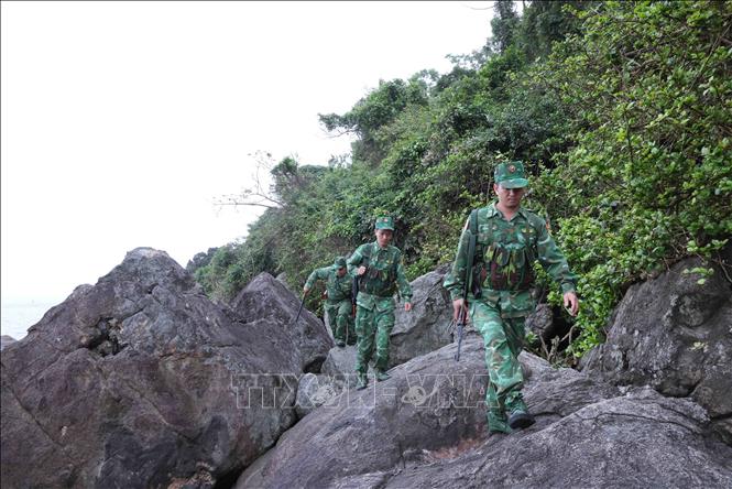 BĐBP thành phố Huế tổ chức tuần tra biên giới biển ở Khu kinh tế Chân Mây - Lăng Cô, thành phố Huế. Ảnh: Phạm Hậu - TTXVN