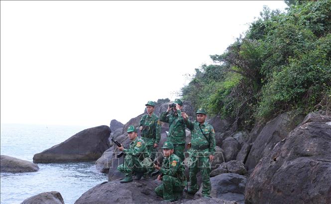 BĐBP thành phố Huế tổ chức tuần tra biên giới biển ở Khu kinh tế Chân Mây - Lăng Cô, thành phố Huế. Ảnh: Phạm Hậu - TTXVN