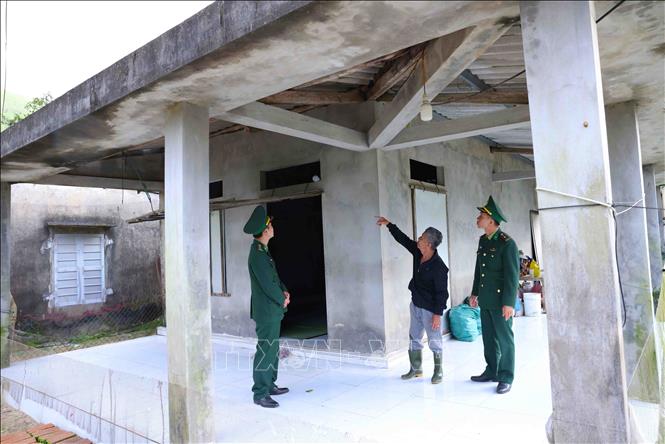 BĐBP thành phố Huế thăm hỏi gia đình ông Trần Văn Tháo (thôn Tân An, xã Lộc Bình, huyện Phú Lộc), là hộ nghèo có hoàn cảnh khó khăn, được hỗ trợ trong chương trình xoá nhà tạm năm 2022. Ảnh: Vũ Sinh - TTXVN