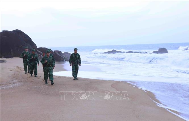 BĐBP thành phố Huế tổ chức tuần tra biên giới biển ở xã Lộc Bình, huyện Phú Lộc, thành phố Huế. Ảnh: Phạm Hậu - TTXVN