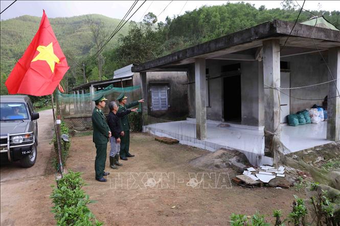 BĐBP thành phố Huế đến thăm gia đình ông Trần Văn Tháo (thôn Tân An, xã Lộc Bình, huyện Phú Lộc), là hộ nghèo có hoàn cảnh khó khăn, được hỗ trợ trong chương trình xoá nhà tạm năm 2022. Ảnh: Vũ Sinh - TTXVN