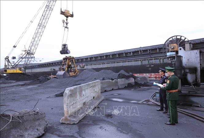 BĐBP phối hợp cùng lực lượng Hải quan kiểm soát hàng hoá thông qua cảng Chân Mây, Khu kinh tế Chân Mây - Lăng Cô. Ảnh: Phạm Hậu - TTXVN
