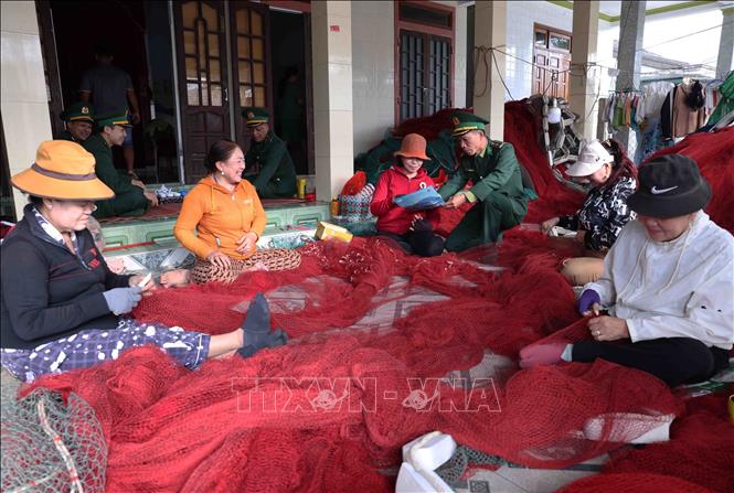 BĐBP thành phố Huế tuyên truyền vận động ngư dân thực hiện khai thác thuỷ sản đúng theo quy định ở thôn Đông Dương, xã Vinh Hiền, huyện Phú Lộc. Ảnh: Vũ Sinh - TTXVN
