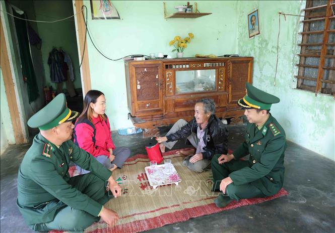 BĐBP thành phố Huế thăm hỏi, động viên gia đình ông Nguyễn Đình Nhân (xã Vinh Hiền, huyện Phú Lộc), là hộ nghèo có hoàn cảnh khó khăn, được hỗ trợ trong chương trình xoá nhà tạm năm 2025. Ảnh: Vũ Sinh - TTXVN