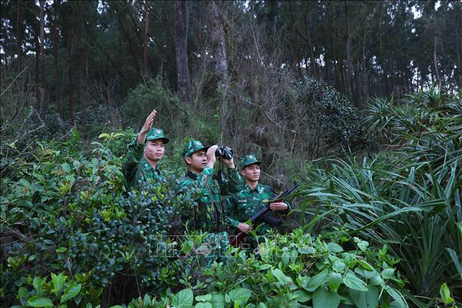 BĐBP thành phố Huế tổ chức tuần tra ở xã biển Lộc Bình, huyện Phú Lộc. Ảnh: Vũ Sinh - TTXVN