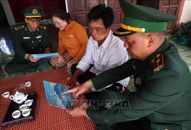BĐBP thành phố Huế tuyên truyền vận động ngư dân Lê Văn Thanh, thôn Đông Dương, xã Vinh Hiền, huyện Phú Lộc thực hiện khai thác thuỷ sản đúng theo quy định. Ảnh: Vũ Sinh - TTXVN