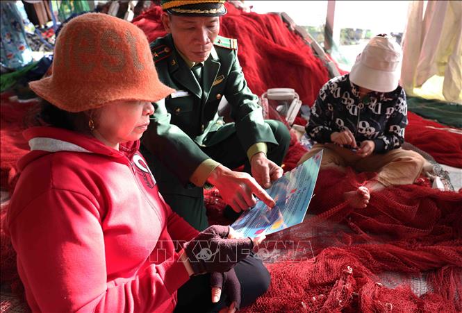 BĐBP thành phố Huế tuyên truyền vận động ngư dân thôn Đông Dương, xã Vinh Hiền, huyện Phú Lộc thực hiện khai thác thuỷ sản đúng theo quy định. Ảnh: Vũ Sinh - TTXVN