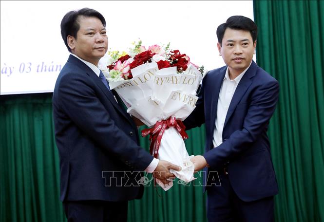 Lãnh đạo Sở Giáo dục và Đào tạo tỉnh Thái Bình tặng hoa chúc mừng ông Nguyễn Ngọc Hà. Ảnh: Thế Duyệt – TTXVN