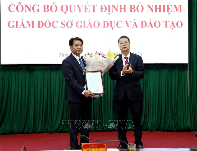 Chủ tịch UBND tỉnh Thái Bình Nguyễn Mạnh Hùng (phải) trao Quyết định bổ nhiệm Giám đốc Sở Giáo dục và Đào tạo tỉnh Thái Bình cho ông Nguyễn Ngọc Hà. Ảnh: Thế Duyệt – TTXVN