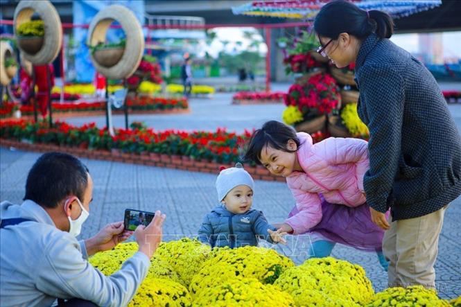 A family with two children in Da Nang city. VNA Photo