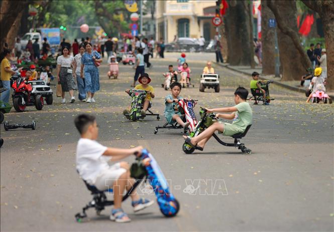 Children play on a pedestrian street of Hanoi. VNA Photo