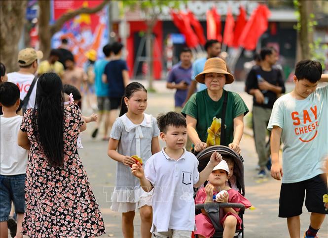 Children play on a pedestrian street of Hanoi. VNA Photo