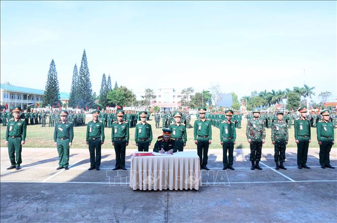 Các đơn vị trong Lữ đoàn ký kết giao ước thi đua. Ảnh: Hoài Thu – TTXVN