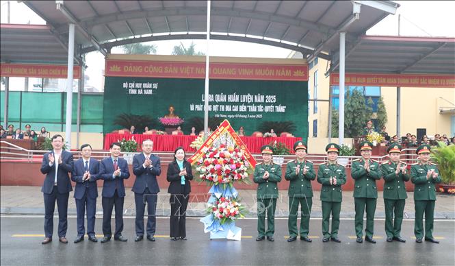 Lãnh đạo tỉnh Hà Nam tặng hoa chúc mừng. Ảnh: Thanh Tuấn - TTXVN 