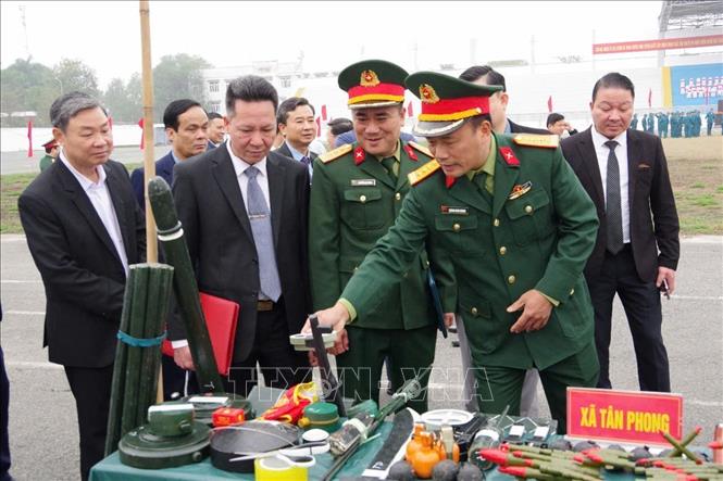 Chính ủy Bộ CHQS tỉnh Vĩnh Phúc Hoàng Nam Chung cùng lãnh đạo huyện Bình Xuyên tham quan mô hình học cụ. Ảnh: Hoàng Hùng – TTXVN

