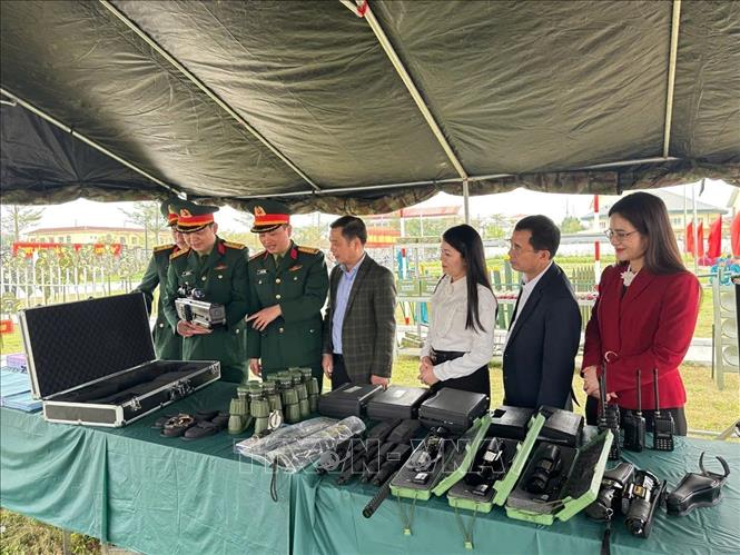 Phó Chính ủy Bộ CHQS tỉnh Vĩnh Phúc Phạm Văn Trường (thứ 5 từ phải sang) cùng lãnh đạo huyện Tam Dương tham quan mô hình học cụ. Ảnh: Hoàng Hùng – TTXVN

