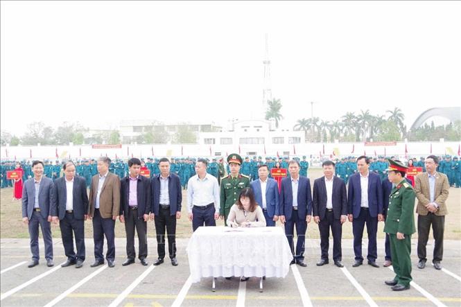 Các đơn vị thuộc Bộ CHQS tỉnh Vĩnh Phúc và huyện Bình Xuyên đăng ký giao ước thi đua. Ảnh: Hoàng Hùng – TTXVN