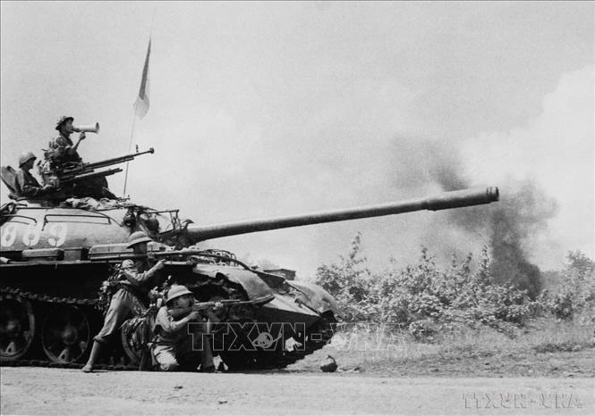 Xe tăng quân giải phóng tiến công thị xã Buôn Ma Thuột, ngày 10/3/1975 trong Chiến dịch Tây Nguyên. Ảnh: Tư liệu TTXVN