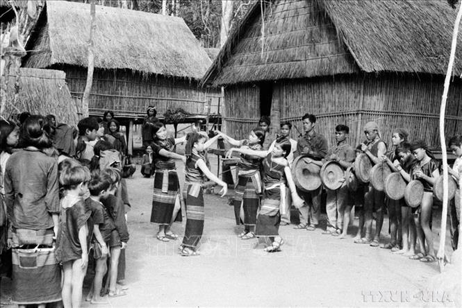 Đồng bào Tây Nguyên múa hát mừng chiến thắng (1975). Ảnh: Thanh Tụng - TTXVN