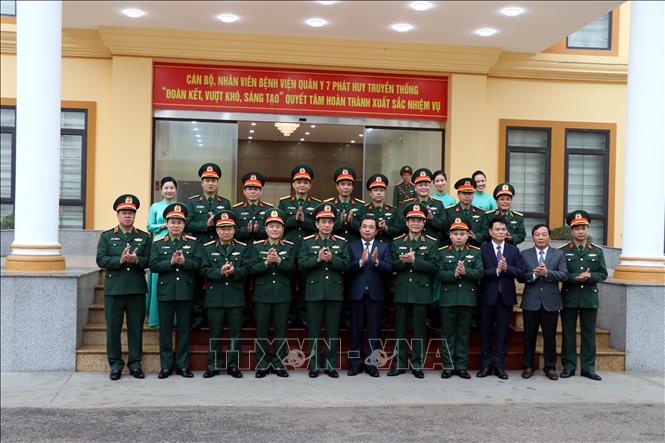 Đại tướng Phan Văn Giang chụp ảnh lưu niệm với lãnh đạo tỉnh Hải Dương và cán bộ, bác sỹ Bệnh viện Quân y 7. Ảnh: Mạnh Tú - TTXVN