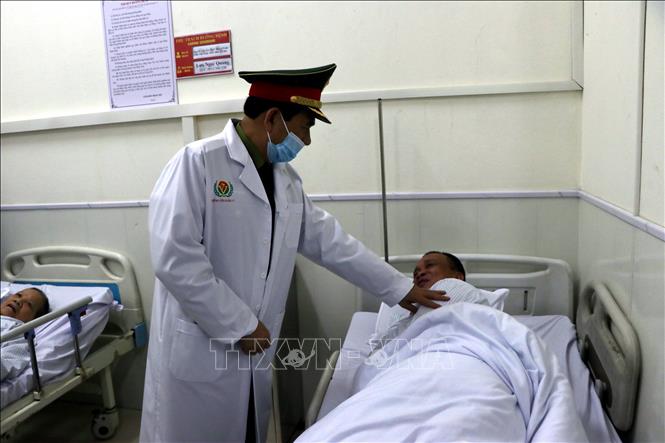 Đại tướng Phan Văn Giang thăm hỏi, động viên, tặng quà bệnh nhân đang điều trị tại Bệnh viện Quân y 7. Ảnh: Mạnh Tú - TTXVN