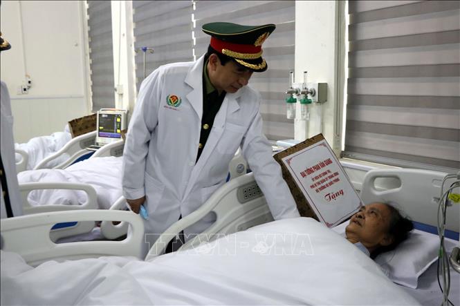 Đại tướng Phan Văn Giang thăm hỏi, động viên, tặng quà bệnh nhân đang điều trị tại Bệnh viện Quân y 7. Ảnh: Mạnh Tú - TTXVN