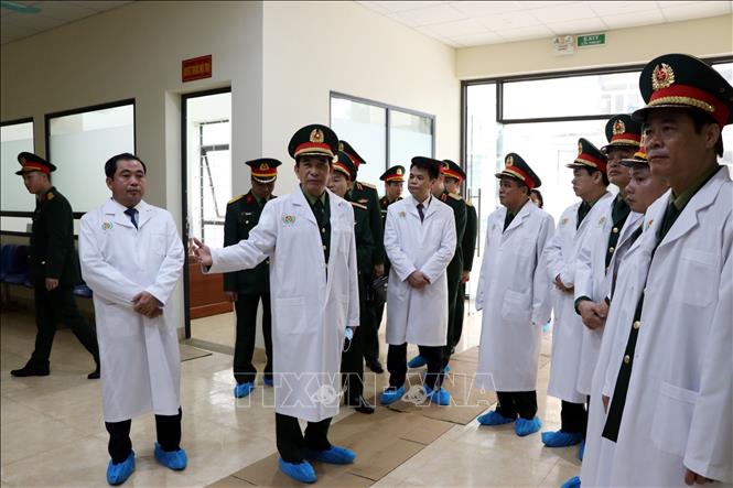 Đại tướng Phan Văn Giang kiểm tra cơ sở vật chất của Bệnh viện Quân y 7. Ảnh: Mạnh Tú - TTXVN