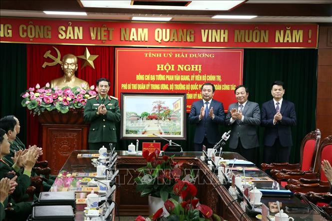 Lãnh đạo tỉnh Hải Dương tặng quà Đại tướng Phan Văn Giang. Ảnh: Mạnh Tú - TTXVN