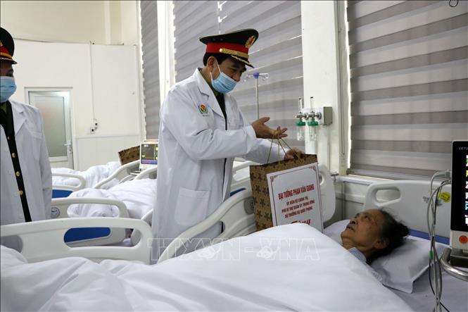 Đại tướng Phan Văn Giang thăm hỏi, động viên, tặng quà bệnh nhân đang điều trị tại Bệnh viện Quân y 7. Ảnh: Mạnh Tú - TTXVN