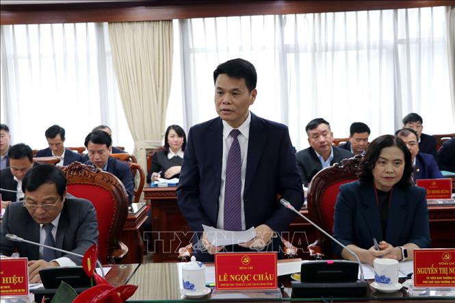 Chủ tịch UBND tỉnh Hải Dương Lê Ngọc Châu báo cáo tình hình phát triển kinh tế xã hội và công tác quân sự, quốc phòng địa phương. Ảnh: Mạnh Tú - TTXVN