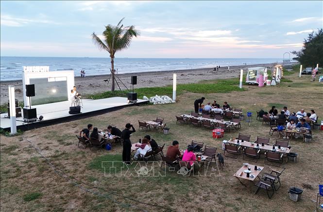 Tourists experience at the Lata Camping in Long Hoa commune, Can Gio district. VNA Photo: Hồng Đạt