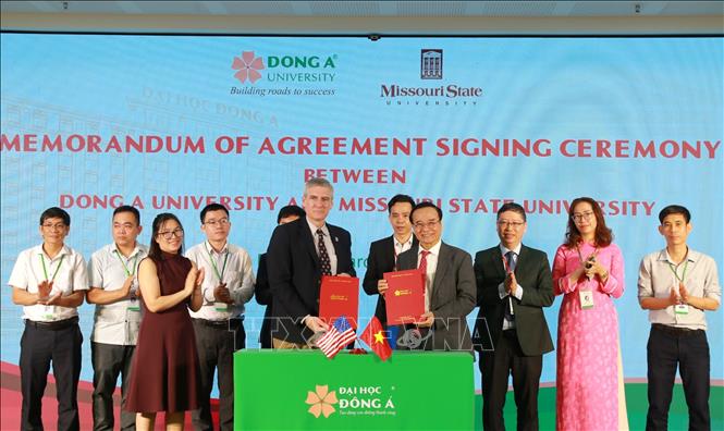 Đại diện Đại học Đông Á và Đại học công lập Missouri Hoa Kỳ ký thoả thuận hợp tác chương trình chuyển tiếp 2+2 dành cho sinh viên ngành Công nghệ thông tin. Ảnh: Văn Dũng-TTXVN