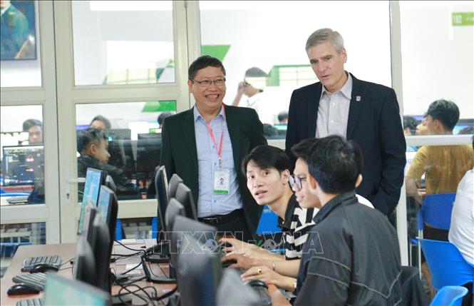 Lãnh đạo MSU tham quan các không gian học tập, sinh hoạt chuyên môn của sinh viên Đại học Đông Á. Ảnh: Văn Dũng-TTXVN

