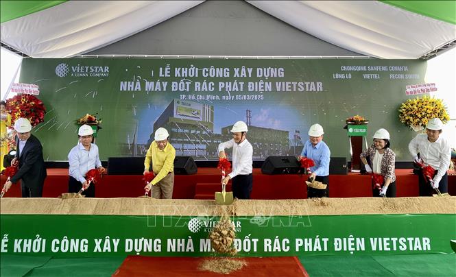 Các đại biểu thực hiện nghi thức khởi công. Ảnh: Hồng Giang - TTXVN.