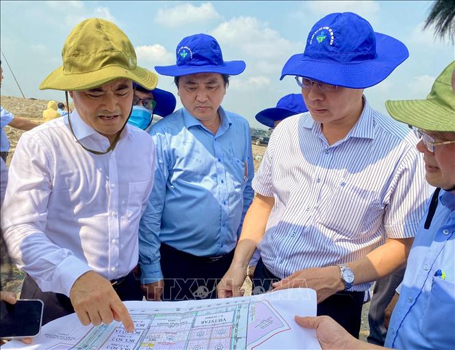 Phó Chủ tịch UBND Thành phố Hồ Chí Minh Bùi Xuân Cường khảo sát thực địa hoạt động xử lý rác tại Khu liên hợp xử lý chất thải rắn Tây Bắc. Ảnh: Hồng Giang - TTXVN.