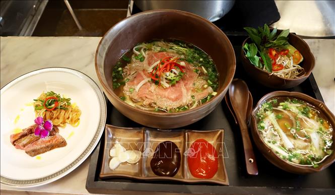 Combo Phở chọc trời (Phở Lanmark81) và Phở xào do đầu bếp khách sạn Vinpearl Landmark 81, Autograph Collection chế biến. Ảnh: Hồng Đạt - TTXVN
