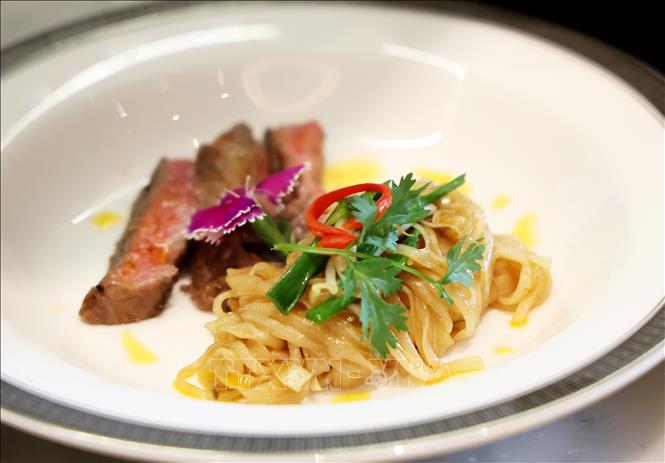 Phở xào được chế biến với nước sốt bí mật, sợi phở xào dai mềm kết hợp thịt bò thăn ngoại Satsuma Wagyu thượng hạng. Ảnh: Hồng Đạt - TTXVN
