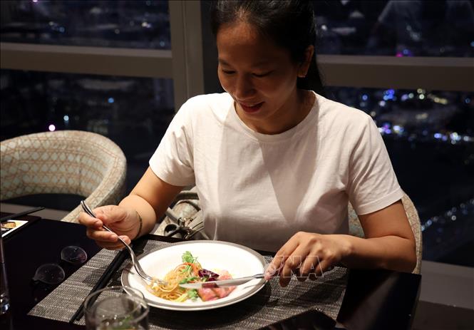 Thực khách thưởng thức món Phở xào tại Nhà hàng Oriental Pearl, Tầng 66 Landmark 81, quận Bình Thạnh, Thành phố Hồ Chí Minh. Ảnh: Hồng Đạt - TTXVN
