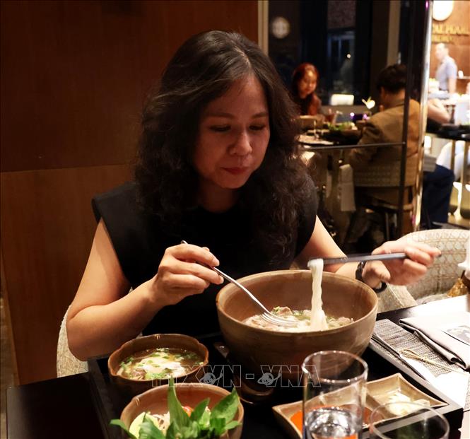 Thực khách thưởng thức Phở chọc trời (Phở Lanmark81) tại Nhà hàng Oriental Pearl, Tầng 66 Landmark 81, quận Bình Thạnh, Thành phố Hồ Chí Minh. Ảnh: Hồng Đạt - TTXVN 