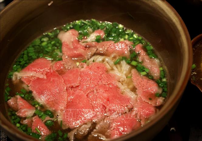 Phở chọc trời (Phở Lanmark81) phiên bản mới với những lát bò Satsuma Wagyu mềm mọng và béo ngậy. Ảnh: Hồng Đạt - TTXVN
