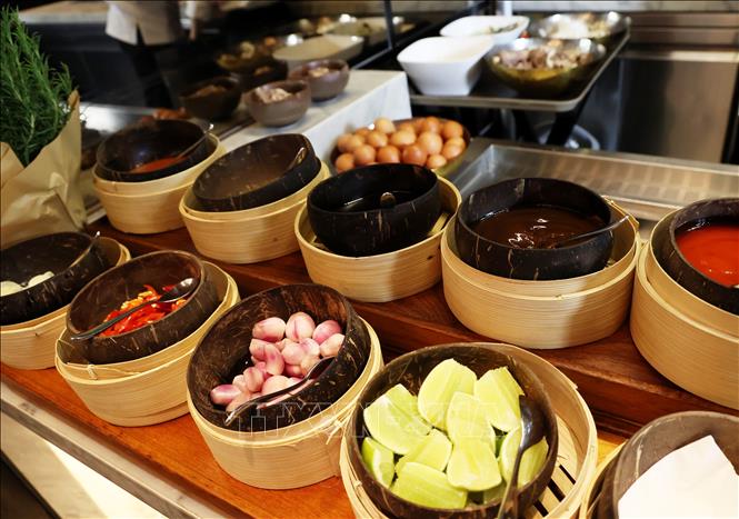 Gia vị truyền thống phở Việt ăn kèm Phở chọc trời (Phở Lanmark81) phiên bản mới. Ảnh: Hồng Đạt - TTXVN
