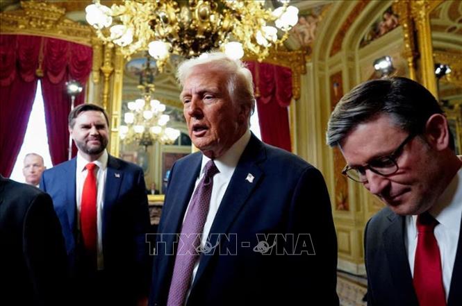 Tổng thống Mỹ Donald Trump (giữa) tại tòa nhà Quốc hội ở Washington, DC., ngày 20/1/2025. Ảnh: REUTERS/TTXVN