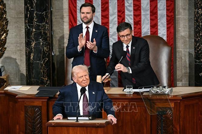 Tổng thống Mỹ Donald Trump (phía trước) phát biểu trước toàn thể lưỡng viện Quốc hội ở Washington DC., ngày 4/3/2025. Ảnh: AP/TTXVN 