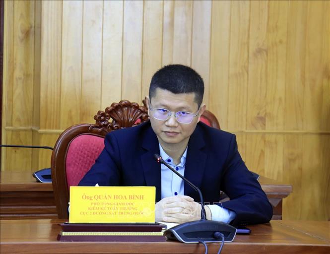 Ông Quản Hoa Bình, Phó Tổng Giám đốc kiêm Kế toán trưởng Công ty Công trình quốc tế Cục 2 Đường sắt Trung Quốc tại buổi làm việc. Ảnh: TTXVN phát