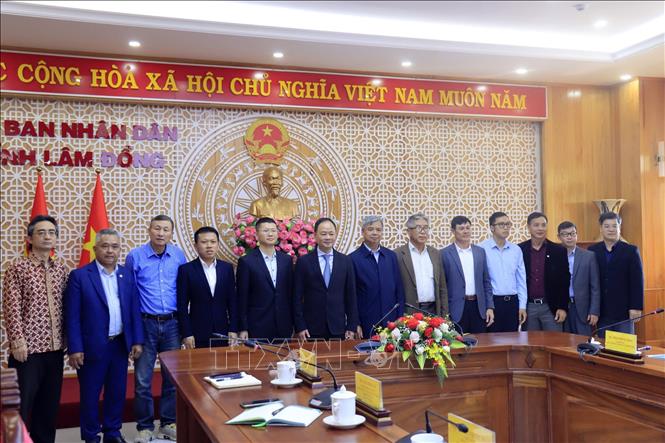Đoàn công tác Cục 2 Đường sắt Trung Quốc và lãnh đạo UBND tỉnh Lâm Đồng tại buổi làm việc. Ảnh: TTXVN phát
