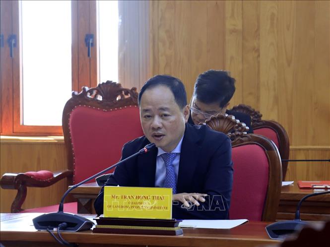 Chủ tịch UBND tỉnh Lâm Đồng Trần Hồng Thái thông tin về các dự án đường sắt, đường hàng không của địa phương. Ảnh: TTXVN phát